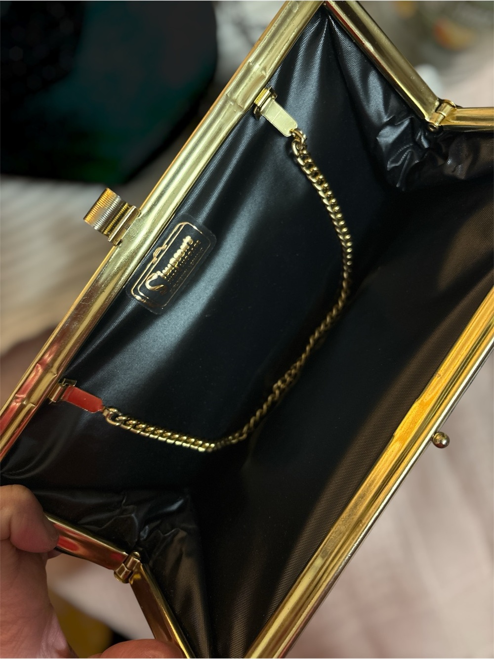 🎉BOGO 1/2🎉 VINTAGE Elegant Black Clutch with Gold Chain Strap - Picture 4 of 5